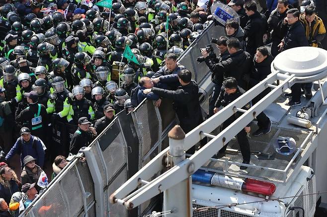 헌법재판소의 박근혜 전 대통령 탄핵인용이 발표된 2017년 3월10일 오전 대통령 탄핵에 반대하던 시민들이 경찰의 저지선을 뚫고 서울 재동 헌재로 향하고 있다. 박종식 기자 anaki@hani.co.kr