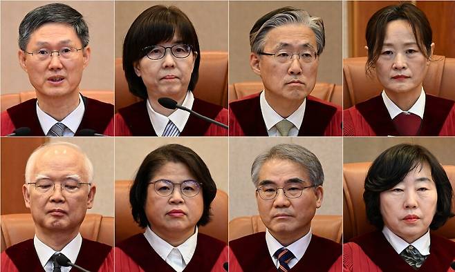 문형배 헌법재판소장 권한대행(윗줄 맨 왼쪽) 등 헌법재판관들이 4일 오전 서울 종로구 헌법재판소 대심판정에서 윤석열 대통령 탄핵 심판 선고를 하고 있다. 이날 헌재는 재판관 전원의 일치된 의견으로 윤석열 대통령을 파면했다. 윗줄 왼쪽부터 문 헌재소장 권한대행, 이미선, 김형두, 정정미 재판관, 아랫줄 왼쪽부터 정형식, 김복형, 조한창, 정계선 재판관. 사진공동취재단