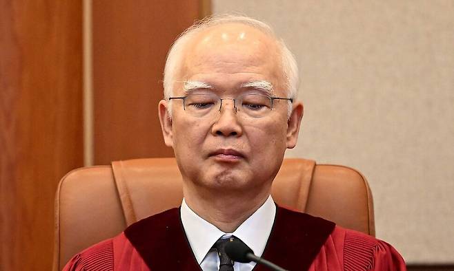 정형식 헌법재판관이 4일 서울 종로구 헌법재판소 대심판정에서 열린 윤석열 대통령 탄핵심판 선고에 입장해 있다. 사진공동취재단