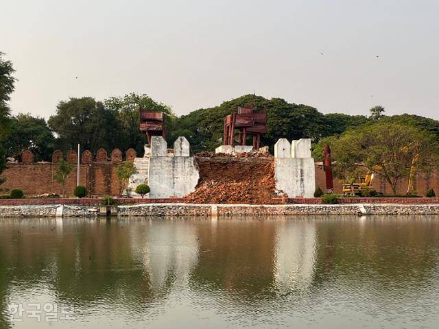 2일 만달레이의 유명 관광지인 옛 만달레이 왕궁이 지진으로 무너져 내려있다. 만달레이(미얀마)=허경주 특파원