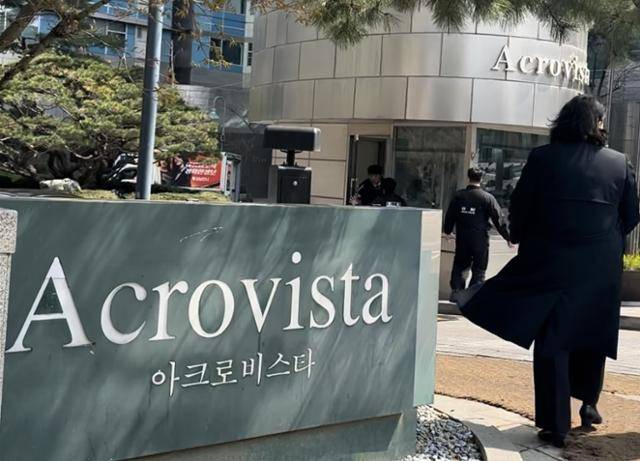 윤석열 전 대통령에 대해 헌법재판소가 파면을 선고한 4일 윤 전 대통령 사저인 서울 서초구 아크로비스타 입구에서 경비원들이 분주히 움직이고 있다. 곽주은 인턴기자