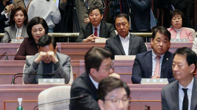 나경원(뒷줄 왼쪽부터) 국민의힘 의원과 이철규, 조배숙 의원 등 당 소속 의원들이 윤석열 전 대통령이 파면된 4일 서울 여의도 국회에서 열린 의원총회에 참석해 자리하고 있다. 뉴시스