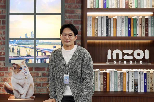 '인조이' 개발을 총괄한 김형준 인조이스튜디오 대표가 3월 19일 '인조이 글로벌 쇼케이스' 현장에서 사진 촬영에 응하고 있다. 크래프톤 제공