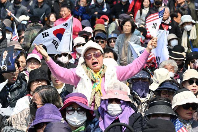 4일 헌법재판소가 윤석열 대통령 파면 결정을 내리자 서울 용산구 한남동 대통령 관저 앞에서 탄핵 반대 집회 참가자들이 분노하며 오열하고 있다. 왕태석 선임기자