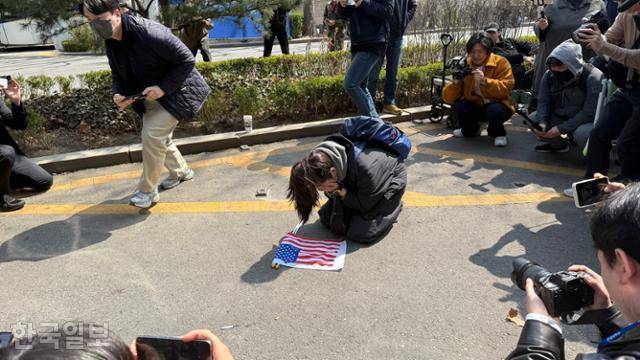 4일 헌법재판소가 윤석열 대통령을 만장일치로 파면 선고한 직후 서울 종로구 안국역 인근에서 윤 대통령 지지자가 주저앉아 울고 있다. 문지수 기자