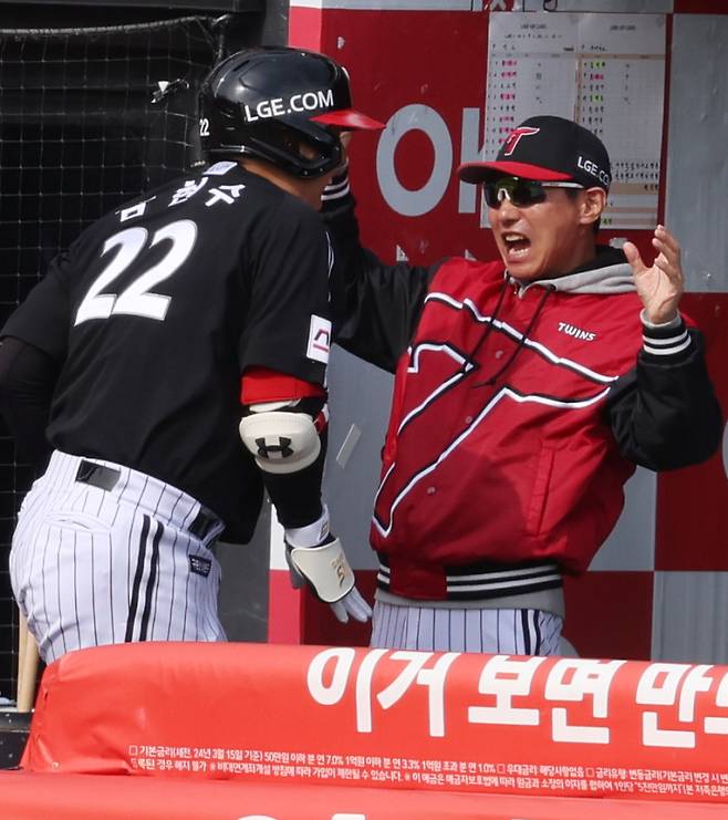 <yonhap photo-3448=""> 염경엽 감독 '현수야! 잘했어!' (수원=연합뉴스) 김도훈 기자 = 9일 수원 KT위즈파크에서 열린 2024 프로야구 신한 SOL뱅크 KBO 포스트시즌 준플레이오프 4차전 LG 트윈스와 kt wiz의 경기. 2회초 2사 LG 김현수가 솔로 홈런을 터트린 뒤 염경엽 감독과 기뻐하고 있다. 2024.10.9 superdoo82@yna.co.kr/2024-10-09 14:34:03/ <저작권자 ⓒ 1980-2024 ㈜연합뉴스. 무단 전재 재배포 금지, AI 학습 및 활용 금지></yonhap>