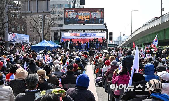 윤석열 대통령의 탄핵 심판이 인용된 4일 서울 용산구 한남동 대통령 관저 앞에서 윤석열 대통령 지지자들이 허탈함에 빠져 있다. [사진=곽영래 기자]