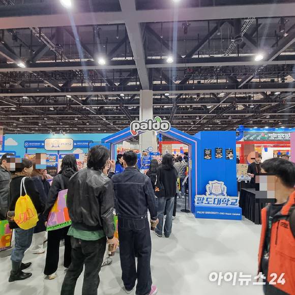 '2025 대한민국 라면박람회' 팔도 부스에 관람객이 몰려 있다. [사진=전다윗 기자]