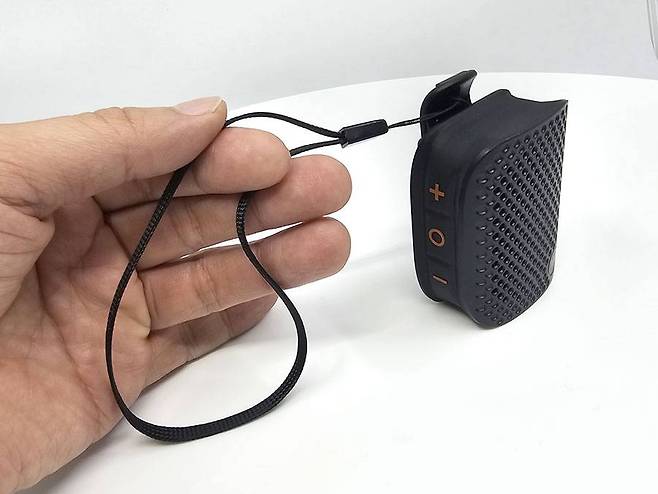 핸드 스트랩을 달면 좀 더 편하게 휴대할 수 있다 / 출처=IT동아