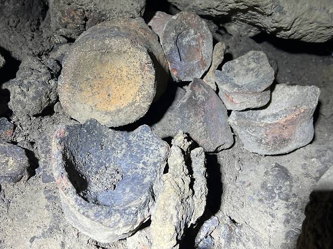 제주시 구좌읍 덕천리에서 발견된 동굴 안에서 나온 토기. 토기는 탐라시대 때 것으로 추정된다.  (곶자왈사람들 제공)