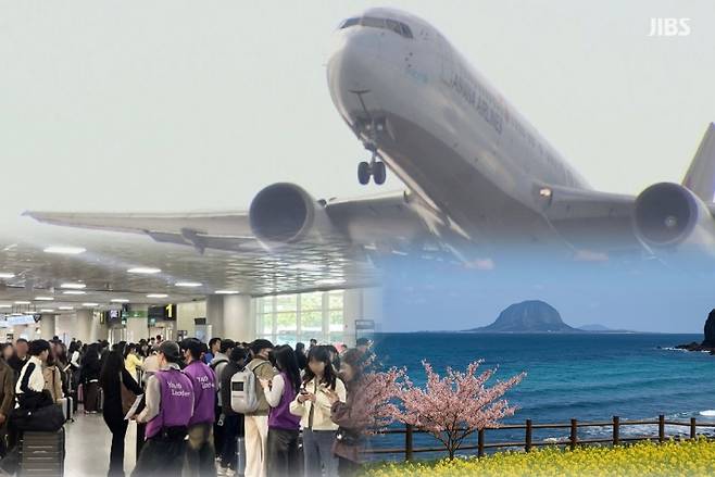 정치가 어지러운 요즘, 하늘길은 다시 붐빈다. 이륙을 기다리는 비행기, 공항에 모여든 사람들, 그리고 저 멀리 고요한 제주 바다. 지금을 닮은 풍경이다. 정국은 흔들리지만, 제주는 여전히 움직이고 있다. ‘탄핵‘이라는 큰 변수 앞에서 단체관광은 잠시 멈췄고, 내국인 유치 정책도 선거법 해석을 기다리며 숨을 고르고 있다. 그래도 연휴는 다가오고, 수학여행 버스도 곧 제주에 닿을 거다. 제주는 그 틈에서 다시 방향을 잡으려 한다. 위기와 흐름, 혼란과 가능성은 늘 같이 움직인다. 지금 제주가 어떤 선택을 할지는, 바로 그 교차점에서 시작될지 모른다.