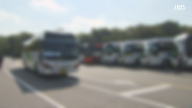 단체관광 차량들이 줄지어 정차한 관광지 주차장. 조기 대선을 앞두고 단체 수요가 움츠러들 수 있다는 전망에 업계의 이목이 집중되고 있다.