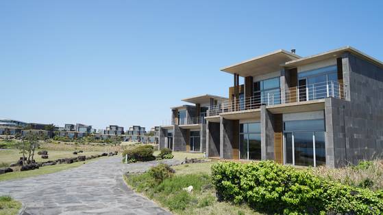 휘닉스 아일랜드의 독채 빌라 '힐리우스'. 1박 가격이 100만원에 이르지만, 월평균 투숙율이 85%에 이른다. 사진 휘닉스호텔앤드리조트