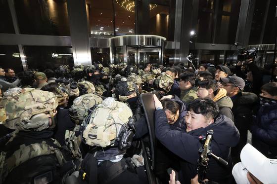 12.3 비상계엄 선포로 국회로 출동한 계엄군을 4일 새벽 더불어민주당 보좌진과 당직자 등이 막고 있다. 김성룡 기자.