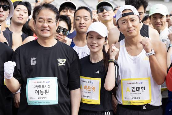 '2024 고양특례시 JTBC 하프마라톤'이 2024년 4월 21일 오전 경기 고양시 고양종합운동장에서 열렸다. 이날 10km코스에 참가한 이동환 고양특례시장과 배우 박시은,진태현 부부(앞줄 왼쪽부터)가 파이팅을 외치고 있다. 전민규 기자