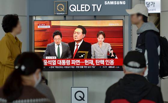 윤석열 대통령에 대한 헌법재판소의 탄핵심판 선고 파면 결정이 내려진 4일 대전역 대합실에서 시민들이 TV 생중계를 시청하고 있다. 헌재는 이날 오전 대심판정에서 열린 대통령 탄핵 사건 선고 재판에서 재판관 8명 전원 일치 의견으로 윤 대통령 탄핵심판청구를 인용했다. 김성태 객원기자