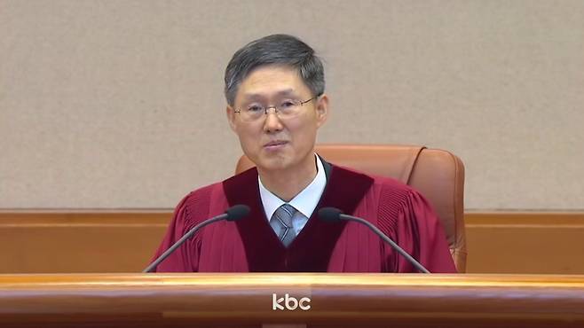 ▲ 문형배 헌법재판소장 권한대행이 4일 서울 종로구 헌법재판소 대심판정에서 열린 윤석열 대통령 탄핵심판 선고에 입장해 있다