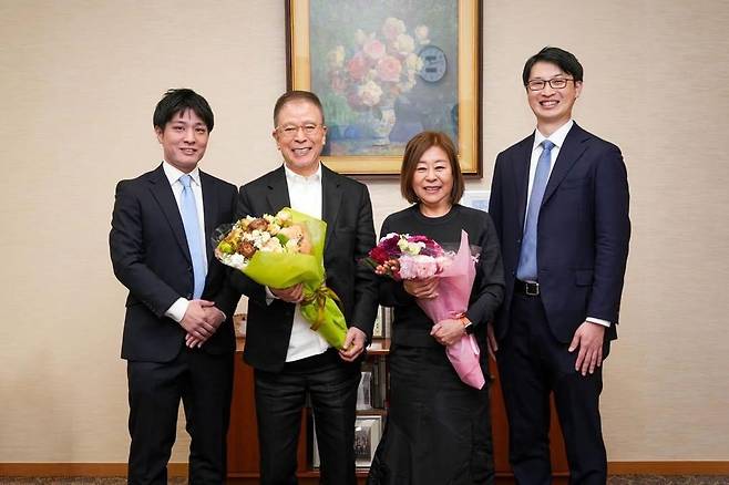 에이스케 고바야시 신임 게이트웨이 아치 대표 (왼쪽)와 신임 COO 미츠하루 스자키(오른쪽)은 창업주 카츠히사 요시다 (왼쪽 두 번째)와 인수 종결식 행사를 함께하고 있다.