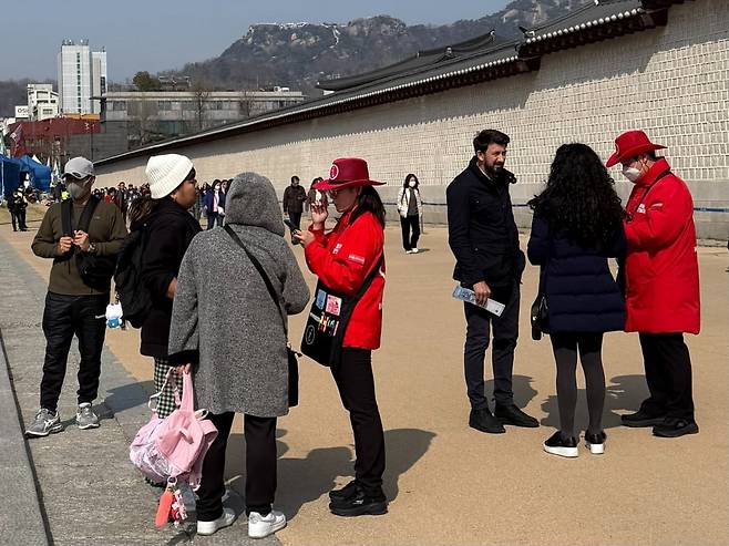 경복궁 앞 관광안내사들이 관광객들에게 안내를 하고 있다. / 사진=한경비즈니스 고송희 기자