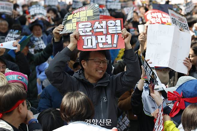 윤석열 대통령 탄핵 선고일인 4일 오전 헌법재판소 인근에서 시민들이 탄핵을 축하하고 있다. 정효진 기자