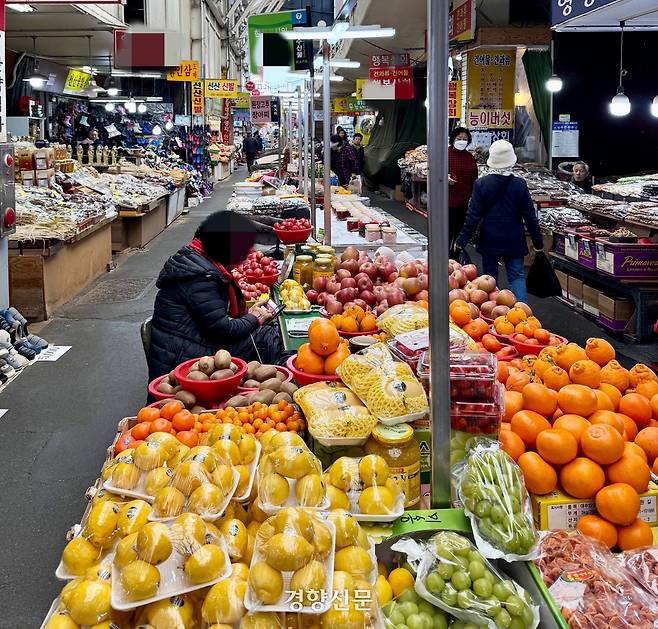 대구 중구 서문시장에서 4일 오전 한 과일 도매상이 스마트폰을 들여다보고 있다. 백경열 기자