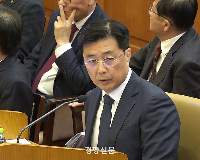 홍장원 전 국가정보원 1차장이 지난 2월 20일 서울 종로구 헌법재판소에서 열린 윤석열 대통령 탄핵심판 10차 변론에 증인으로 출석해 발언하고 있다. 헌법재판소 제공