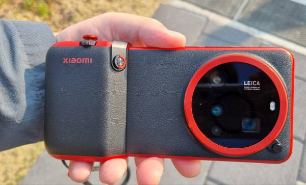 샤오미 15 울트라에 전용 카메라 키트를 장작한 모습. 정옥재 기자