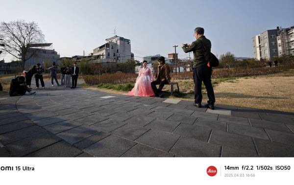 3일 오후 서울 종로구 일대에서 야외 촬영실습 중인 샤오미 마스터 클래스 모습. 14mm 렌즈로 촬영됐다. 정옥재 기자