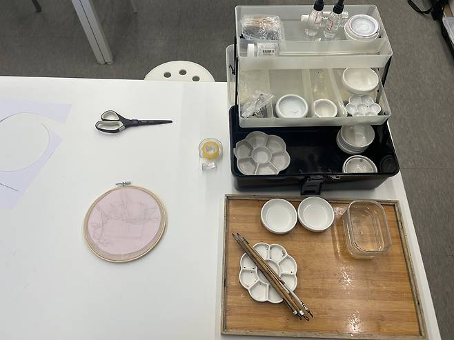 The tools used in my one-time session of creating a jinchae, or silk painting, at Jinchae Lab in southern Seoul on March 28. [SHIN MIN-HEE]