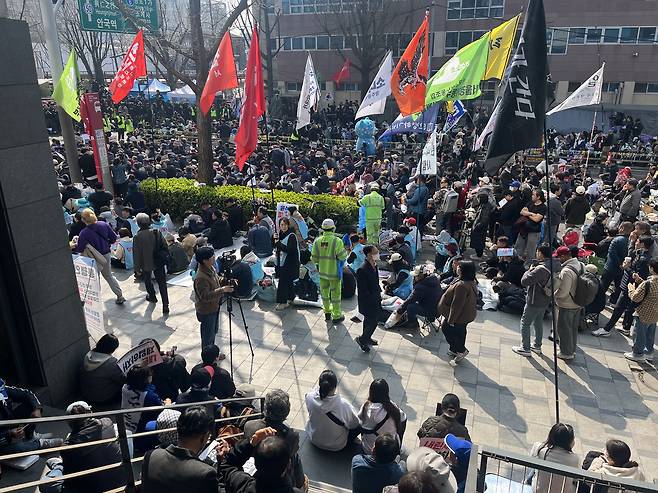Anti-Yoon Suk Yeol protesters rally in central Seoul near Anguk Station on Apr. 4, demanding the Constitutional Court rule for the impeachment of former President Yoon. [YOON SEUNG-JIN]