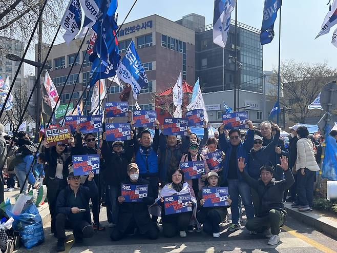 Anti-Yoon Suk Yeol protesters pose for a picture in central Seoul near Anguk Station on Apr. 4, after the Constitutional Court rules in favor of former President Yoon's impeachment. [YOON SEUNG-JIN]