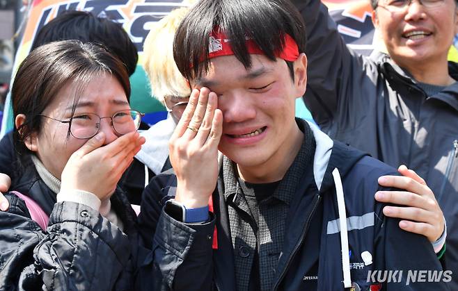 '기쁨의 눈물 흘리는 시민들'헌재는 12·3 비상계엄이 헌법과 계엄법이 정한 절차를 위반했다고 봤다. 군을 투입한 국회 봉쇄와 영장 없는 중앙선거관리위원회 압수수색도 헌법 위반이라고 판단했다. 이어 윤 전 대통령이 사회공동체를 통합해야 하는 대통령의 책무를 위반했다며 재판관 전원 일치 의견으로 파면 결정을 내렸다.
