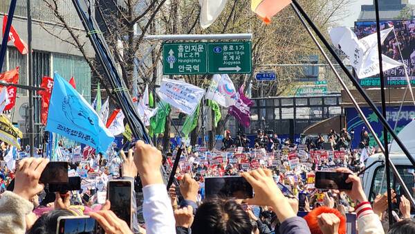 오전 11시27분께 윤석열 대통령에 대한 파면이 결정되자 진보 단체 지지자들이 주먹을 쥐어보이며 환호하고 있다. 한준호기자