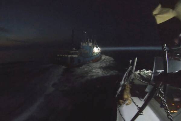 중부지방해양경찰청 서해5도 특별경비단의 정선 명령을 거부한 중국 어선이 도주하고 있다. 서해5도 특별경비단 제공