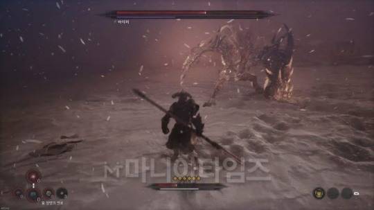 '퍼스트 버서커: 카잔' 인게임 화면. 보스 바이퍼의 2번째 페이스. 더 강해질 뿐 아니라 화면이 어두워지고, 빠른 공격이 이어진다. 다만 정식 출시 후 이뤄진 하향 패치로 그럭저럭 대응할만한 수준이 됐다.