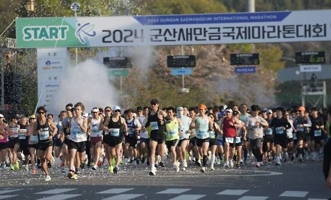 도시와 바다가 어우러지는 코스를 달리는 군산새만금 마라톤대회 / 사진=한국관광공사
