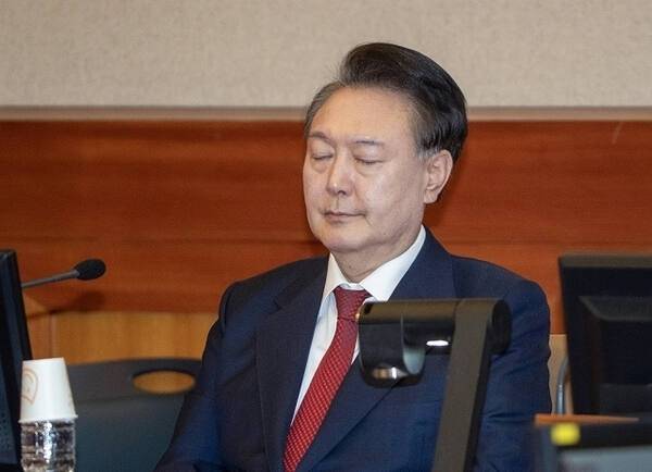 윤석열 대통령이 대통령이 된 지 1061일 만에 탄핵됐다. 사진은 헌법재판소에 피청구인으로 참석한 윤석열 전 대통령. [사진 = 연합뉴스]