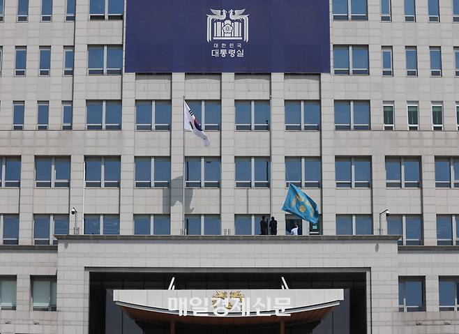 봉황기가 내려갔다…앞으로 60일간 대통령 없는 대한민국 4일 서울 용산구 대통령실에 걸려 있던 ‘봉황기’가 헌법재판소의 윤석열 대통령에 대한 파면 결정 이후 내려지고 있다. 봉황기는 대통령 재임 중에 상시 게양되는 대한민국 국가수반의 상징 깃발이다. ‘상상의 새’인 봉황 두 마리가 마주 보며 무궁화를 감싸고 있는 문양을 넣은 봉황기는 박정희 대통령 재임 시절이던 1967년 1월부터 사용되고 있다. [이승환 기자]