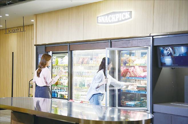CJ프레시웨이는 점심 시간에 충분한 휴식을 취하고 싶어 하는 현대인의 라이프스타일을 반영해 구내식당 내 간편식 테이크아웃 코너 ‘스낵픽’을 운영하고 있다. (CJ프레시웨이 제공)