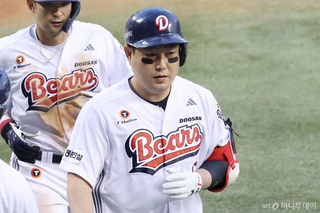 두산 양의지가 지난 3일 서울 잠실구장에서 열린 2025 신한 SOL Bank KBO리그 두선 배어스 대 키움 히어로즈 경기 1회말 2사 1,2루 상황에서 키움 선발 로젠버그를 상대로 선제 3점 홈런을 날리고 홈인하고 있다. /사진=머니투데이 DB