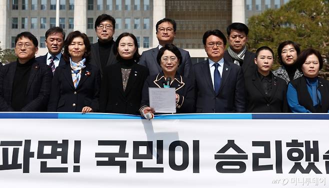 김선민 조국혁신당 대표 권한대행이 4일 오전 서울 여의도 국회 분수대 앞에서 헌법재판소의 윤석열 대통령 탄핵 심판 파면 선고 관련 기자회견을 하고 있다. 2025.4.4/뉴스1  Copyright (C) 뉴스1. All rights reserved. 무단 전재 및 재배포,  AI학습 이용 금지.