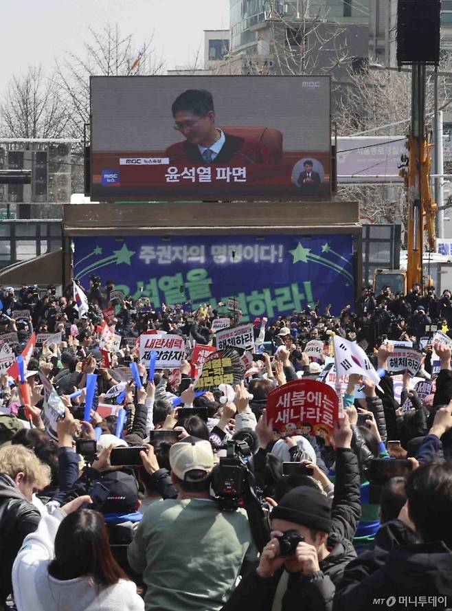 [서울=뉴시스] 김근수 기자 = 헌법재판소가 윤석열 대통령에 대한 탄핵을 선고한 가운데 4일 서울 종로구 안국역 인근에 설치된 전광판에 뉴스가 나오고 있다. 2025.04.04. ks@newsis.com /사진=김근수