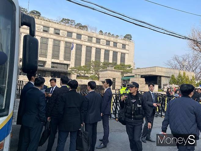 사진은 의원들 출입을 기다리는 국회경호처 관계자들. /사진=유찬우 기자