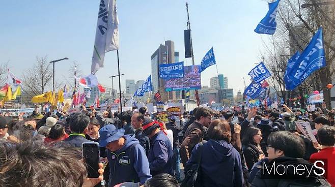 4일 탄핵에 찬성하는 시민들이 안국역 일대에서 대규모 집회를 연 가운데 윤석열 대통령 탄핵 인용 결정이 나자 환호하고 있다. /사진=양진원 기자