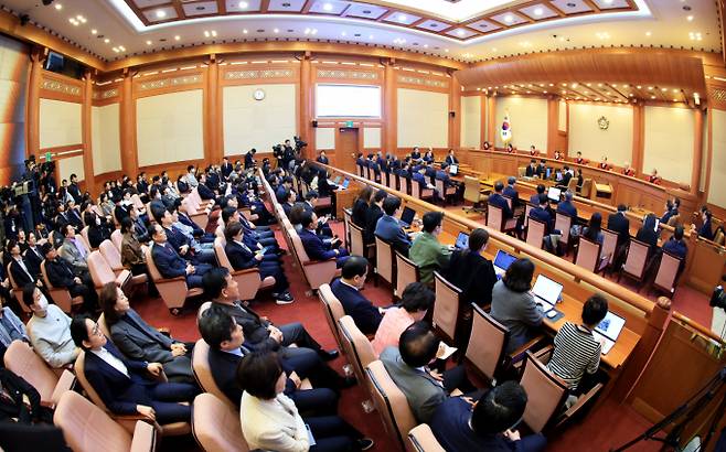 4일 오전 서울 종로구 헌법재판소 대심판정에서 윤석열 대통령 탄핵심판 결정이 선고되고 있다./사진=뉴스1 /사진=(서울=뉴스1) 사진공동취재단