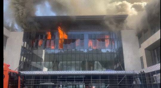 지난 2월 14일 오전 화재가 난 부산 기장군의 고급 리조트 로비동이 불에 타고 있다. 이승륜 기자
