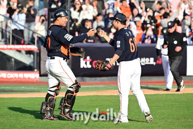 2025년 3월 22일 오후 경기도 수원KT위즈파크에서 '2025 신한 SOL뱅크 KBO 리그' 한화 이글스와 KT 위즈의 경기. 한화 주현상과 이재원이 4-3으로 승리한 뒤 기뻐하고 있다./마이데일리