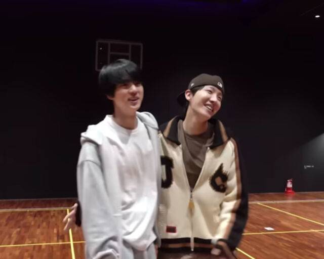 제이홉과 진이 우정을 과시했다. / 유튜브 '방탄TV' 캡처