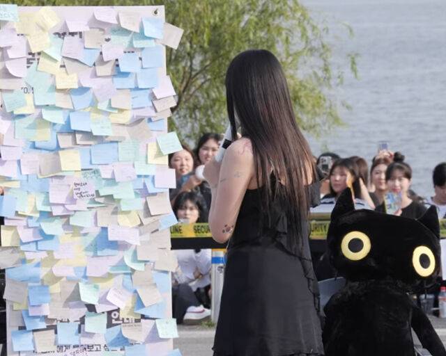 이영지가 팬들이 적어놓은 질문들을 보고 있다. / 유튜브 채널 'supershinstudio' 캡처