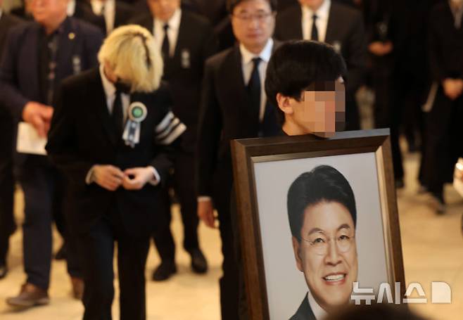 [부산=뉴시스] 하경민 기자 = 4일 부산 해운대구 해운대백병원 장례식장에서 고(故) 장제원 전 국회의원의 발인식이 진행되고 있다. 2025.04.04. yulnetphoto@newsis.com